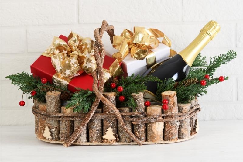 http://blog.magnetsusa.com/uploads/7/4/7/0/74705527/christmas-gift-basket-ideas_orig.jpg